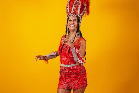 Téléchargez les photos : Belle femme brésilienne noire, avec des vêtements de carnaval rouge. danse, fête. - en image libre de droit