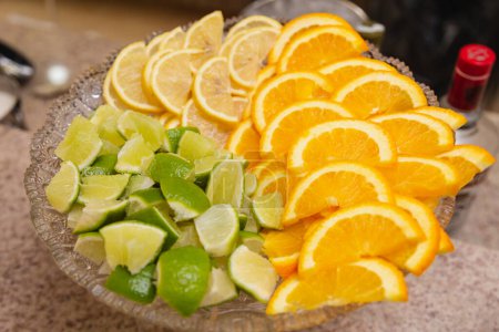 Téléchargez les photos : Conteneur en verre avec des oranges et des citrons tranchés - en image libre de droit