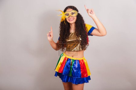 Foto de Jovencita adolescente, brasileña, con ropa frevo, carnaval. mascara, bailando. - Imagen libre de derechos