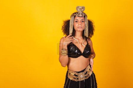 Téléchargez les photos : Belle femme brésilienne noire, en vêtements de carnaval Cleopatra, posant pour une photo. - en image libre de droit
