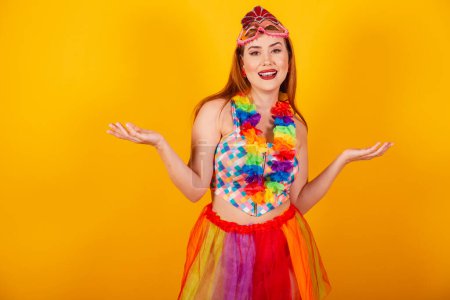 Foto de Pelirroja brasileña, en ropas de carnaval, con un collar de flores alrededor de su cuello, brazos abiertos bienvenidos. - Imagen libre de derechos