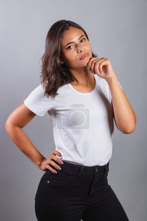 Téléchargez les photos : Belle femme brésilienne en chemise blanche, séance photo. - en image libre de droit