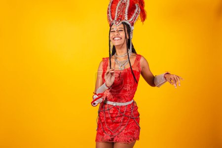 Téléchargez les photos : Belle femme brésilienne noire, avec des vêtements de carnaval rouge. danse, fête. - en image libre de droit