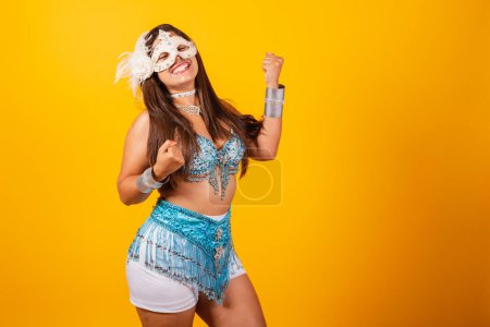 Foto de Hermosa mujer brasileña en ropa de carnaval azul y blanco. celebrando. - Imagen libre de derechos