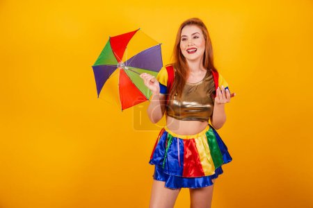 Téléchargez les photos : Rousse brésilienne, avec des vêtements de carnaval, frevo, et parasol coloré. appeler avec les mains. - en image libre de droit