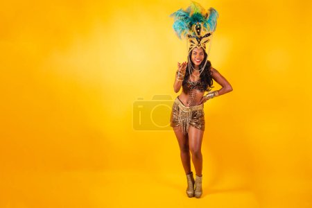 Téléchargez les photos : Photo horizontale, corps entier, Femme brésilienne noire en vêtements de carnaval. - en image libre de droit