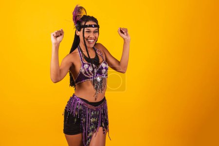 Téléchargez les photos : Belle brésilienne noire, vêtue de carnaval violet, dansant. - en image libre de droit