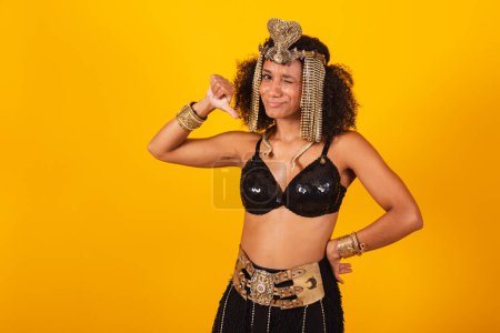 Foto de Hermosa mujer brasileña negra, en ropa de carnaval Cleopatra, pulgar hacia abajo, negativo. - Imagen libre de derechos