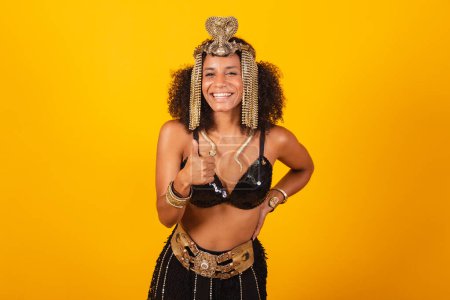 Foto de Hermosa mujer brasileña negra, en ropa de carnaval Cleopatra, pulgar levantado, positivo - Imagen libre de derechos