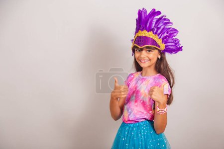 Téléchargez les photos : Belle fille brésilienne, enfant, habillée pour le carnaval au Brésil. comme signe. - en image libre de droit