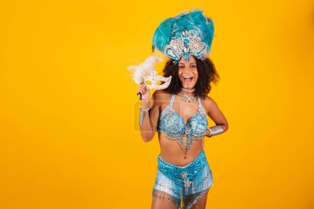 Téléchargez les photos : Femme noire reine de l'école de samba brésilienne, avec des vêtements de carnaval bleu et couronne de plumes. masque de tenue. - en image libre de droit