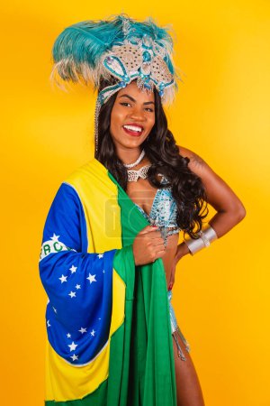 Téléchargez les photos : Verticale, demi-corps, femme brésilienne noire en vêtements de carnaval. avec drapeau brésilien. - en image libre de droit