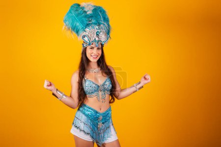 Foto de Hermosa mujer brasileña con ropa de reina de la escuela de samba, carnaval. Corona de plumas, vitoreando, celebrando. - Imagen libre de derechos