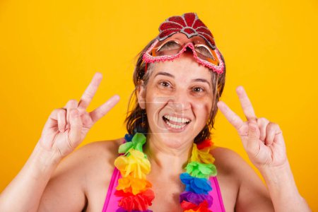 Téléchargez les photos : Femme adulte en vêtements de carnaval, souriant à la caméra, prenant autoportrait. - en image libre de droit