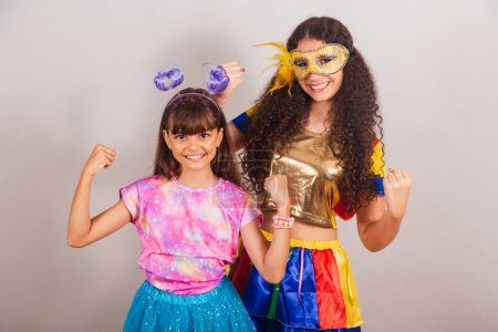 Foto de Dos amigas brasileñas, vestidas con ropa de carnaval. celebrando. - Imagen libre de derechos