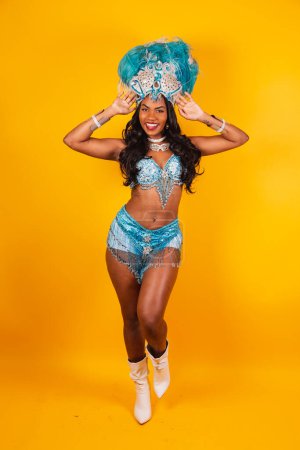 Téléchargez les photos : Plan vertical, corps entier, belle femme brésilienne noire en vêtements de carnaval. posant pour la photo. - en image libre de droit