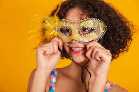 Téléchargez les photos : Belle femme brésilienne, vêtue de vêtements de carnaval, portant un masque. - en image libre de droit