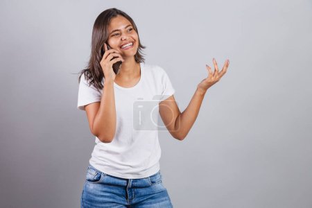 Téléchargez les photos : Femme brésilienne, avec smartphone, bavardage sur téléphone portable, appel, appel vocal, bavardage. Connecté. - en image libre de droit