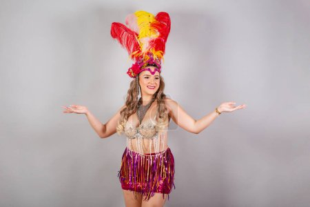Foto de Horizontal, tiro de medio cuerpo, hermosa mujer brasileña en ropa de carnaval. Bienvenida. - Imagen libre de derechos