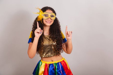 Téléchargez les photos : Jeune adolescente, brésilienne, avec des vêtements frevo, carnaval. masque, danse, gros plan. - en image libre de droit