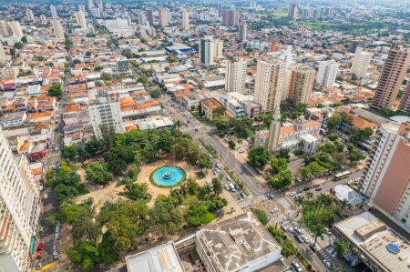 Téléchargez les photos : Presidente Prudente, So Paulo, Brésil - Vers octobre 2022 : Presidente Prudente, place centrale de la ville. - en image libre de droit