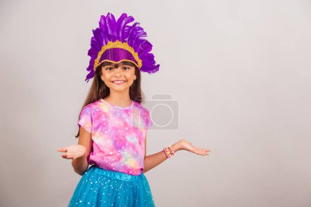 Téléchargez les photos : Belle fille brésilienne, enfant, habillée pour le carnaval au Brésil. Bienvenue à bras ouverts. - en image libre de droit