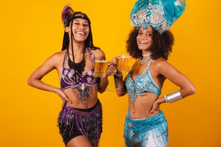 Téléchargez les photos : Deux amies brésiliennes, vêtues de carnaval. Boire de la bière - en image libre de droit