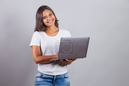 Téléchargez les photos : Femme brésilienne, tenant un cahier. Connecté, Internet, web, développeur. - en image libre de droit