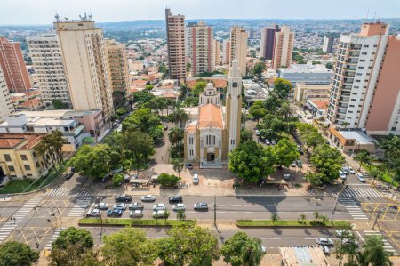 Foto de Batatais, So Paulo, Brasil - Circa, junio 2022: Ciudad de Batatais, Ciudad Plaza Central y Madre Iglesia. - Imagen libre de derechos