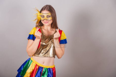 Téléchargez les photos : Femme blonde brésilienne vêtue de vêtements frevo, masque de carnaval, signe cardiaque. - en image libre de droit