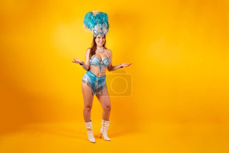 Téléchargez les photos : Horizontal, pleine photo du corps, belle femme brésilienne en vêtements de carnaval. Bienvenue. - en image libre de droit
