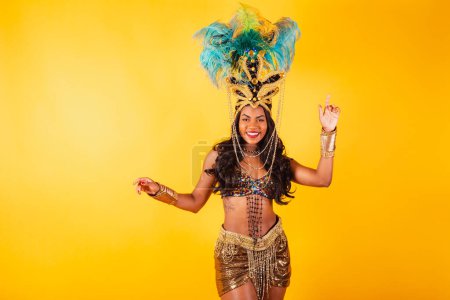 Foto de Medio cuerpo, foto horizontal, hermosa mujer negra en ropa de carnaval, invitando a bailar. - Imagen libre de derechos