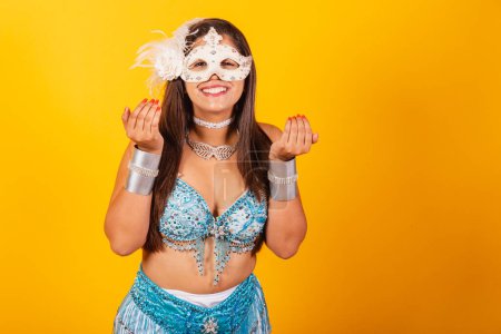 Foto de Hermosa mujer brasileña en ropa de carnaval azul y blanco. invitando con el - Imagen libre de derechos