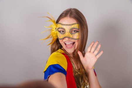 Téléchargez les photos : Femme blonde brésilienne, vêtue de vêtements frevo, masque de carnaval, prendre selfie. - en image libre de droit