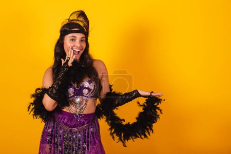 Téléchargez les photos : Femme brésilienne, portant des vêtements de carnaval, présentant quelque chose à - en image libre de droit