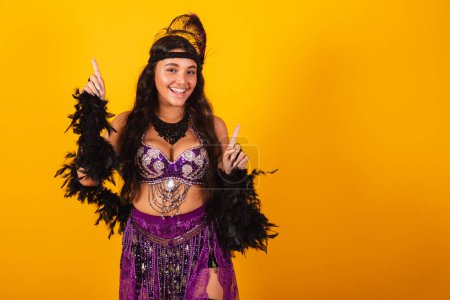 Foto de Mujer brasileña, vestida de carnaval, bailando, festejando. - Imagen libre de derechos