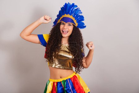 Foto de Jovencita adolescente, brasileña, con ropa frevo, carnaval. bailando. - Imagen libre de derechos