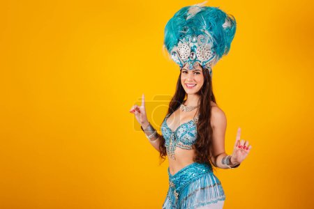 Foto de Hermosa mujer brasileña con ropa de reina de la escuela de samba, carnaval. Corona de plumas, baile. - Imagen libre de derechos