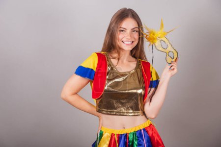 Téléchargez les photos : Femme blonde brésilienne vêtue de vêtements frevo, carnaval. masque de carnaval, souriant. - en image libre de droit
