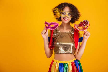 Foto de Hermosa brasileña, vestida con ropas de frevo, vestida para el carnaval. celebración de máscaras de carnaval. - Imagen libre de derechos