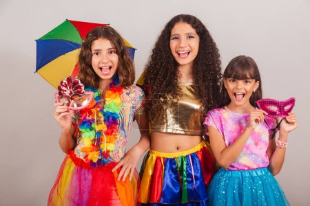 Téléchargez les photos : Filles brésiliennes amies, vêtues de vêtements de carnaval incroyable. - en image libre de droit