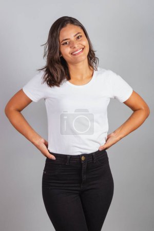 Foto de Hermosa mujer brasileña en camisa blanca, sesión de fotos. - Imagen libre de derechos