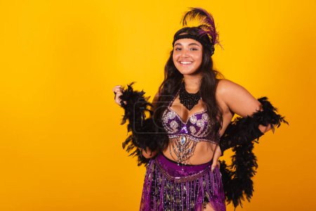 Foto de Mujer brasileña, vestida con ropas de carnaval, sonriendo con las manos en las caderas. - Imagen libre de derechos