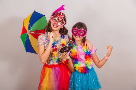 Foto de Chicas brasileñas, vestidas con traje de carnaval, bailando con paraguas frevo. - Imagen libre de derechos