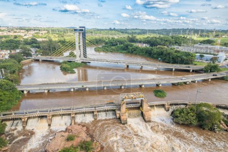 Foto de Salto, So Paulo, Brasil - Circa febrero 2023: Vista aérea de Salto, el río Tiete y el puente de Salto - Imagen libre de derechos