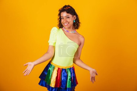 Foto de Hermosa chica brasileña afroamericana, en ropa de carnaval, con los brazos abiertos, bienvenida. - Imagen libre de derechos