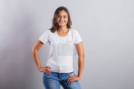 Foto de Hermosa mujer brasileña con las manos en la cintura. denim y blanco. - Imagen libre de derechos