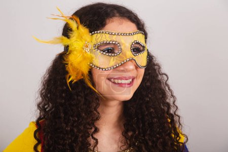 Téléchargez les photos : Jeune adolescente, brésilienne, avec des vêtements frevo, carnaval. masque, gros plan photo. - en image libre de droit
