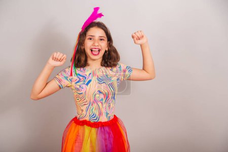 Téléchargez les photos : Enfant brésilien, fille, habillée en tenue de carnaval, danse. - en image libre de droit