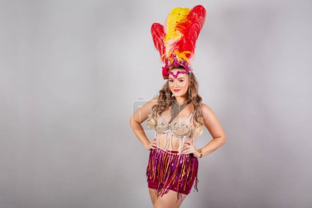 Téléchargez les photos : Horizontal, plan à mi-corps, belle Brésilienne vêtue de carnaval. souriant - en image libre de droit